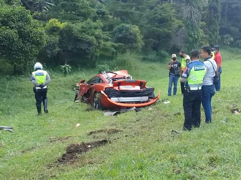 Kecelakaan McLaren di Tol Jagorawi Gegara Slip, Kok Bisa? Kecelakaan McLaren di Tol Jagorawi Gegara Slip, Kok Bisa?
