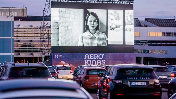 Potret Ratusan Mobil Padati Bioskop Drive-In di Apron Bandara