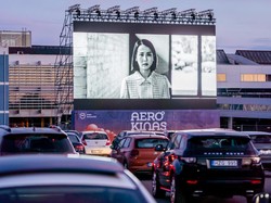 Bioskop Drive In Kini Menjamah Bandara yang Sepi