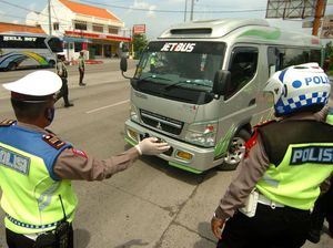 Bawa 20 Pemudik, 2 Sopir Travel Gelap Diamankan di Pos Cikarang Barat Bawa 20 Pemudik, 2 Sopir Travel Gelap Diamankan di Pos Cikarang Barat