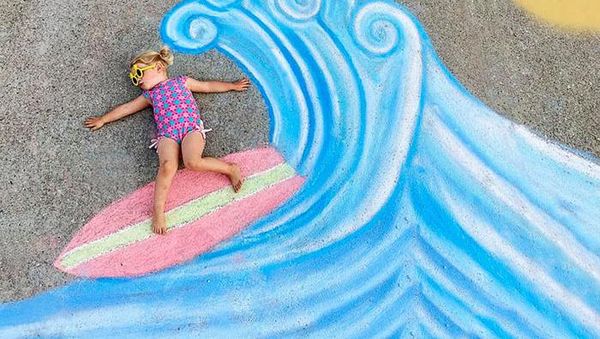 Kreatif! Ibu Ini Menggambar di Jalanan untuk Anaknya