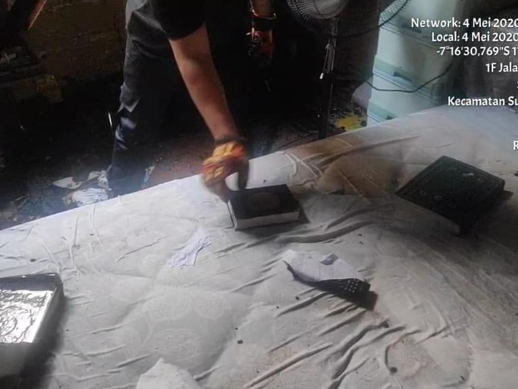 Subhanallah, 3 Al-Quran Ini Utuh Saat Sebuah Rumah di Surabaya Terbakar Subhanallah, 3 Al-Quran Ini Utuh Saat Sebuah Rumah di Surabaya Terbakar