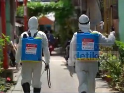 Aksi Relawan Makassar Sterilisasi Lingkungan Rumah Korban Corona