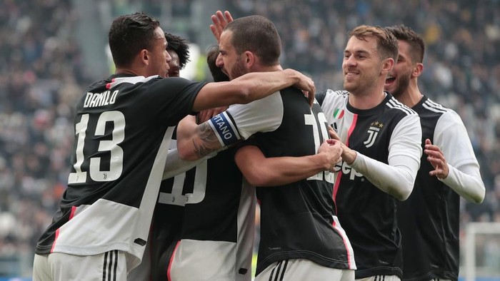 TURIN, ITALY - FEBRUARY 16:  Paulo Dybala of Juventus celebrates with his team-mates after scoring the opening goal during the Serie A match between Juventus and Brescia Calcio at Allianz Stadium on February 16, 2020 in Turin, Italy.  (Photo by Emilio Andreoli/Getty Images)