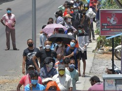 Lockdown Corona Mulai Dilonggarkan, Warga India Antre Beli Miras