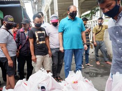Mudik Dilarang, IKM Bagi Sembako ke Perantau Minang di Pasar Tanah Abang