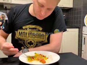 Puasa Sekitar 20 Jam, Bule Finlandia Ini Sahur Mie Instan Plus Cabai Bubuk Puasa Sekitar 20 Jam, Bule Finlandia Ini Sahur Mie Instan Plus Cabai Bubuk