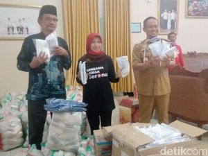 Wabup Kebumen Bagikan 5 Ribu Paket Sembako dari Kantong Pribadi Wabup Kebumen Bagikan 5 Ribu Paket Sembako dari Kantong Pribadi