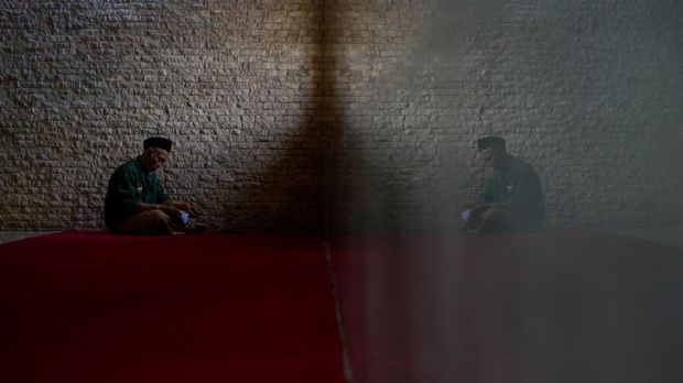 Pengurus Masjid membacai Al Quran di Masjid Raya Bandung, Jawa Barat, Kamis (30/4/2020). Pada bulan Ramadhan, selain berpuasa umat islam juga memperbanyak kegiatan ibadah seperti tadarus Al Quran, itikaf, berzikir dan shalat sunnah guna menambah amalan di bulan yang penuh hikmah. ANTARA FOTO/Raisan Al Farisi/nz
