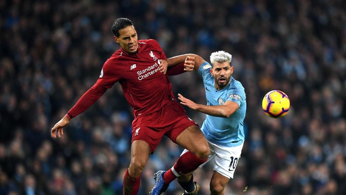 MANCHESTER, ENGLAND - JANUARY 03:  Sergio Aguero of Manchester City is fouled by Virgil van Dijk of Liverpool during the Premier League match between Manchester City and Liverpool FC at the Etihad Stadium on January 3, 2019 in Manchester, United Kingdom.  (Photo by Shaun Botterill/Getty Images)