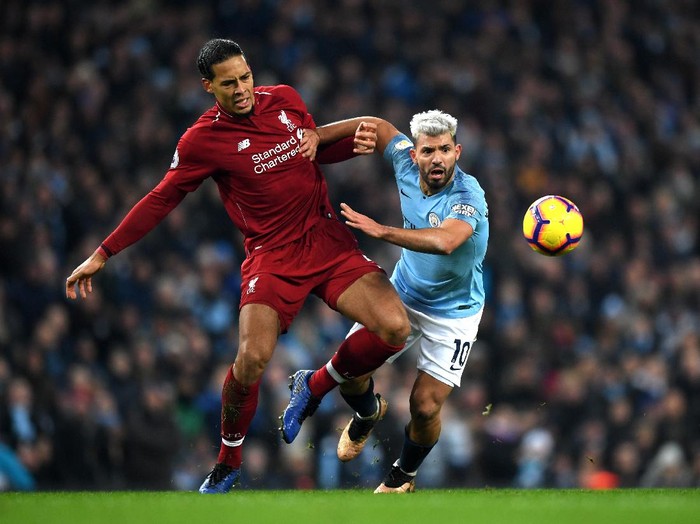 MANCHESTER, ENGLAND - JANUARY 03:  Sergio Aguero of Manchester City is fouled by Virgil van Dijk of Liverpool during the Premier League match between Manchester City and Liverpool FC at the Etihad Stadium on January 3, 2019 in Manchester, United Kingdom.  (Photo by Shaun Botterill/Getty Images)
