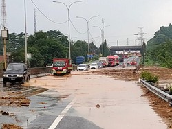 Km 97 Tol Merak Arah Tangerang Masih Tergenang, Lalin Kendaraan Tersendat