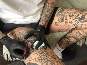 Berusaha Tetap Waras Saat Lockdown, Pria Ini Mentato Tubuhnya Tiap Hari