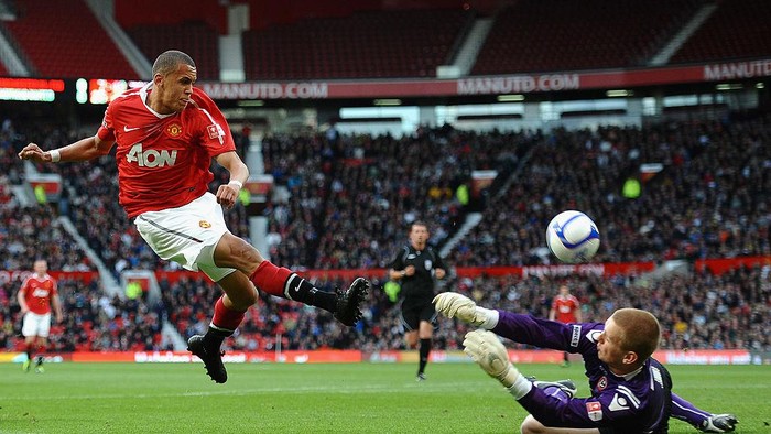 MANCHESTER, ENGLAND - MAY 23: Ravel Morrison of Manchester United has his shot saved by George Long of Sheffield United during the FA Youth Cup Final 2nd Leg match between Manchester United and Sheffield United at Old Trafford on May 23, 2011 in Manchester, England.  (Photo by Laurence Griffiths/Getty Images)