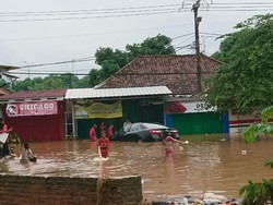 Arus Banjir di Cilegon Deras, Sejumlah Mobil Hanyut hingga Masuk Parit