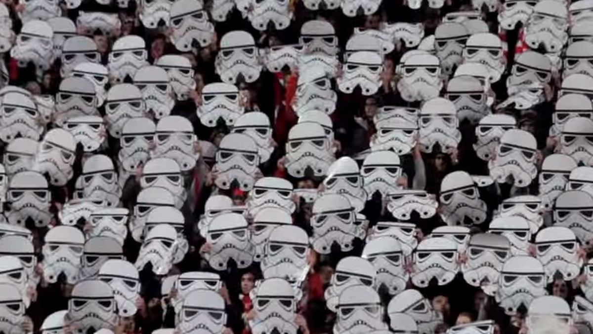 Para pendukung CSKA Sofia menyajikan koreografi tokoh Star Wars (Foto: Twitter.com)