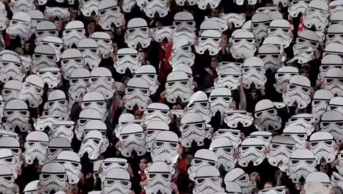 Suporter CSKA Sofia menyajikan koreografi tokoh Star Wars