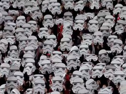 #Maythe4thbewithyou, Ini Momen Darth Vader Invasi Laga Sepakbola
