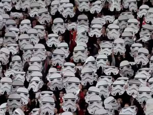 #Maythe4thbewithyou, Ini Momen Darth Vader Invasi Laga Sepakbola #Maythe4thbewithyou, Ini Momen Darth Vader Invasi Laga Sepakbola