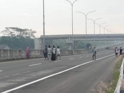 Ternyata, Ini Sebab Bocah-bocah Bisa Asyik Main di Tol Pemalang-Batang