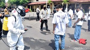 Nekat Rayakan Kelulusan, Pelajar di Pasuruan Disemprot Disinfektan