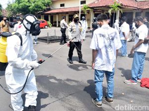 Nekat Rayakan Kelulusan, Pelajar di Pasuruan Disemprot Disinfektan