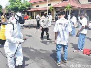 Polisi Halau Konvoi Kelulusan Pelajar SMK, Dijemur Lalu Disemprot Antiseptik