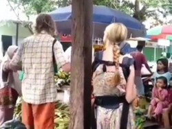 Dideportasi, Pasutri WN Rusia yang Ngamen di NTB Tak Boleh ke RI Lagi