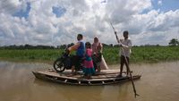 Jalan Putus Akibat Banjir, Warga Naik Getek