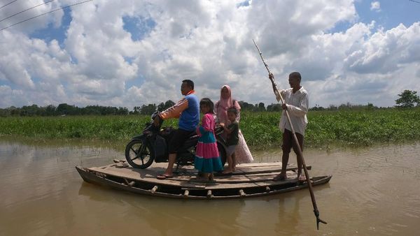 Jalan Putus Akibat Banjir, Warga Naik Getek