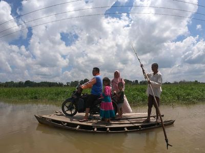Jalan Putus Akibat Banjir, Warga Naik Getek