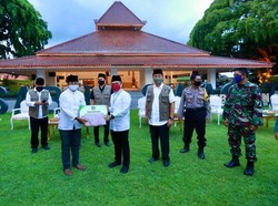 Bagikan Masker, Bupati Anas Ingatkan Peran Penting Kades Tangani COVID 19