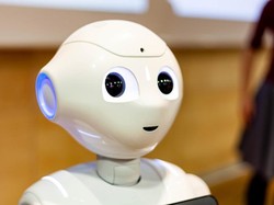 Robot Pepper Ingatkan Orang-orang Pakai Masker