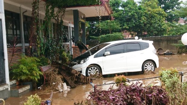 Mobil hanyut diterjang banjir di Cilegon