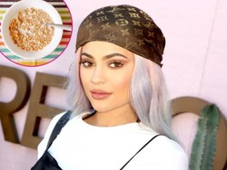 5 Seleb Hollywood yang Punya Momen Aneh Bersama Makanan