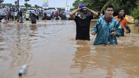 Banjir Putuskan Lalu Lintas di Grogol