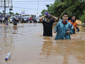 Banjir Putuskan Lalu Lintas di Grogol Banjir Putuskan Lalu Lintas di Grogol