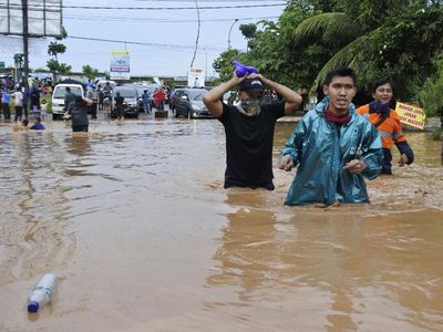 Banjir Putuskan Lalu Lintas di Grogol