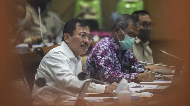 Menteri Kesehatan Terawan Agus Putranto (kiri) didampingi jajarannya mengikuti rapat kerja dengan Komisi IX DPR di Kompleks Parlemen, Senayan, Jakarta, Senin (4/5/2020). Raker tersebut membahas situasi teknis upaya penanganan COVID-19 di Indonesia.  ANTARA FOTO/Galih Pradipta/wsj.