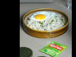 Nyeleneh! Nasi Goreng Ini Diracik Pakai Minuman Serbuk Jeruk