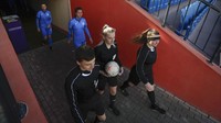 Pemain dan wasit memasuki lapangan saat pertandingan antara Dynamo-BGUFK melawan ABFF U-19 di Minisk, Belarusia.