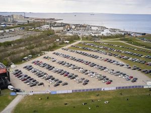 Pandemi Corona, Warga Denmark Ramai-ramai Nonton Konser dari Mobil