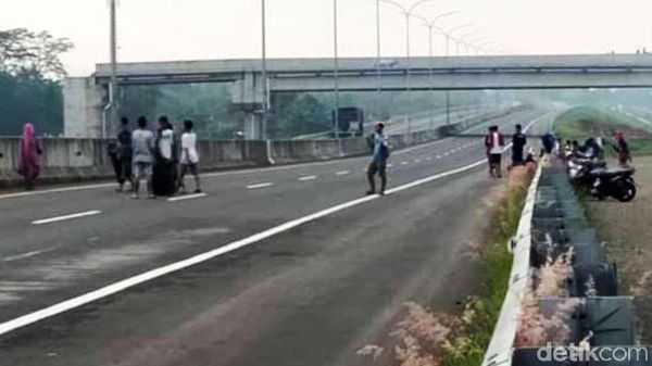 Duh! Bocah-bocah Ini Main Petasan di Tol Pemalang-Batang