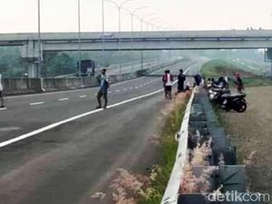 Duh! Bocah-bocah Ini Main Petasan di Tol Pemalang-Batang