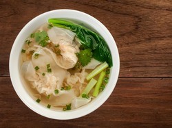 Resep Sup Pangsit Ayam dan Udang yang Gurih Buat Berbuka