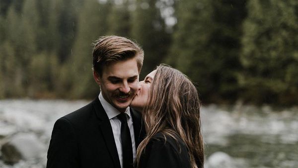 Foto: Gaya Pacaran Pasangan LDR Saat Corona, Saling Sapa di Perbatasan Negara