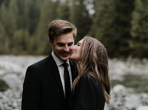 Foto: Gaya Pacaran Pasangan LDR Saat Corona, Saling Sapa di Perbatasan Negara