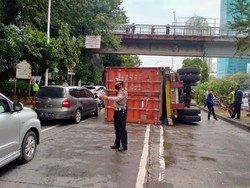 Sempat Bikin Macet, Truk Terguling di Jalan S Parman Sudah Dievakuasi
