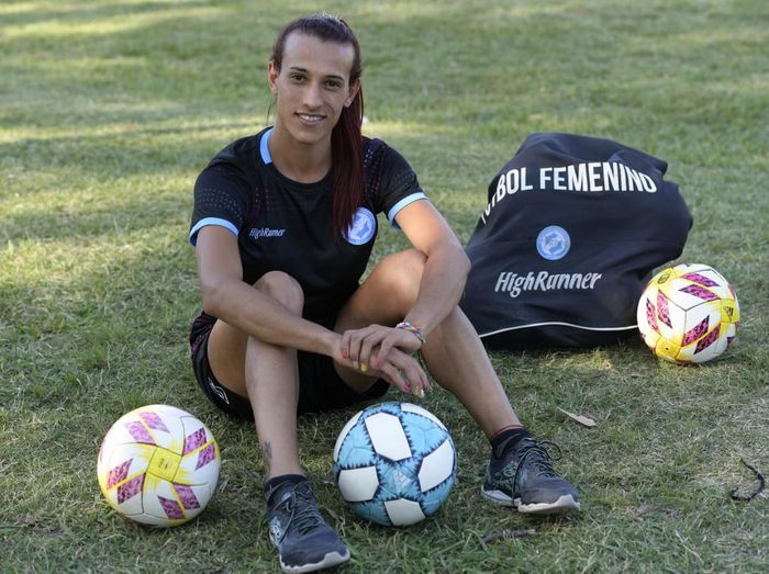 mara gomez transgender transpuan sepakbola Argentine football player Mara Gomez poses for a photo before the start of a training session with her first division womens football team, Villa San Carlos, in La Plata, Argentina, on February 14, 2020. - Gomez, a transgender woman, was waiting to get the official authorization from the Argentina Football Association (AFA) to compete in the womens first division football tournament before the new coronavirus outbreak. (Photo by JUAN MABROMATA / AFP)