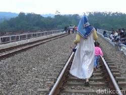 Ngabuburit Menantang Maut di Atas Jembatan Rel KA Cisomang